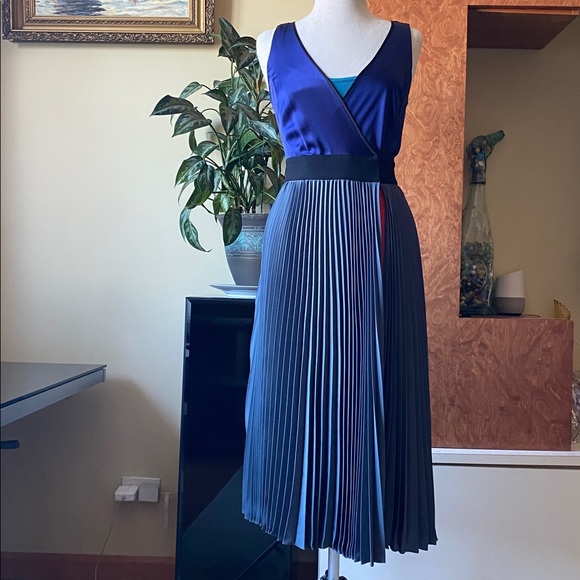 Diane Von Furstenberg Dresses & Skirts - Like new DVF dressy wrap Dress